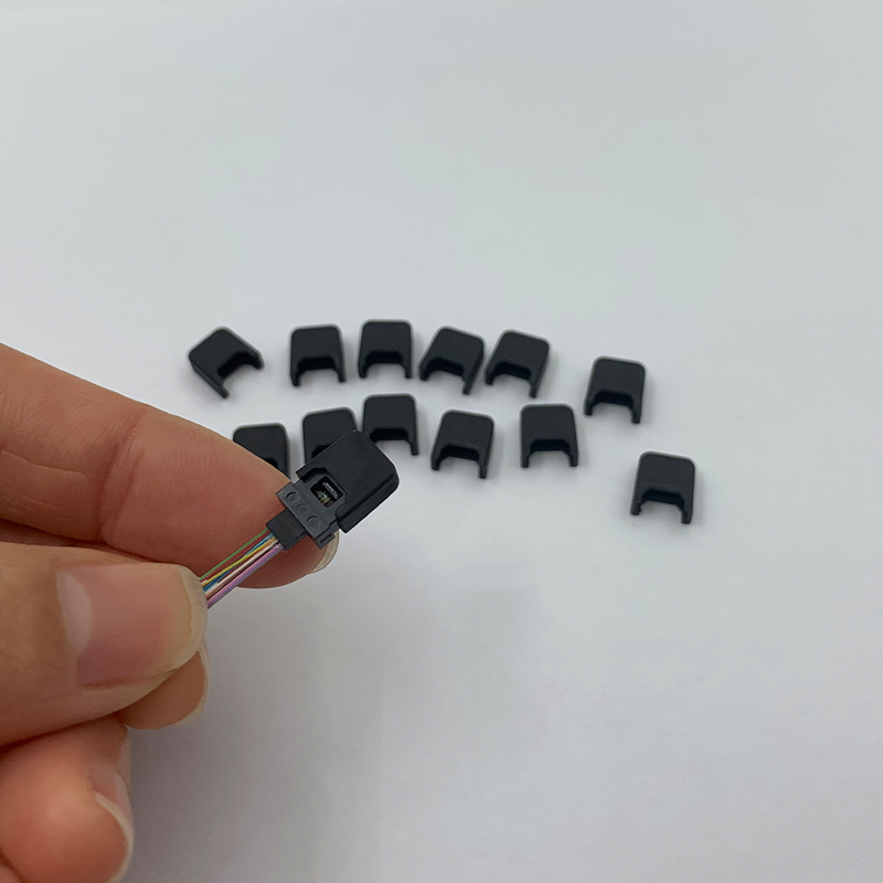 Black Fiber Optic MPO Port Fire-Retardant V0 TPE Dust Cap MT Notched Dot-on Anti-dust Cap